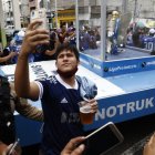 Hinchas se tomaron foto con el trofeo de la LigaPro.