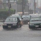 A los pocos minutos de la presencia de la lluvia las calles del norte de Guayaquil tuvo acumulación de agua.