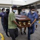 Un bus de la cooperativa Loja fue habilitado para el traslado de los féretros a los distintos sitios de velación.