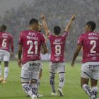 La lluvia no paró durante la primera parte del compromiso y fue clave en varias jugadas del cotejo.