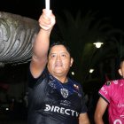 Óscar Lincango festejó el triunfo de su equipo en una pileta.