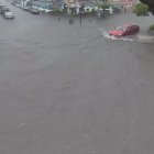 La avenida principal de Urdesa se vio así el domingo a causa del fuerte temporal.