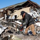Vista de los escombros que dejó el paso de un tornado en Mayfield, Kentucky (EE.UU.), este 13 de diciembre de 2021