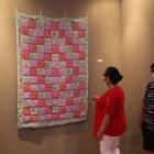 En la manta hay nombres de 118 víctimas de femicidio en 2020 en Ecuador.