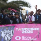 Los jugadores de Independiente del Valle realizaron un recorrido por la capital mostrando la copa.