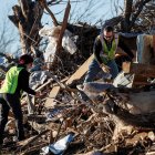 Rescatistas buscan si hay personas con vida entre los escombros que dejaron los tornados. /TANNEN MAURY