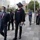 Diligencia. Ola Bini y su defensor, durante una de las audiencias en el Complejo Judicial Norte.