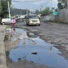 Avenida ubicada en Conocoto, suroriente de Quito, con baches. Los habitantes del lugar reclaman que falta mantenimiento en las vías.