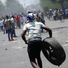 Referencial. Un manifestante porta un neumático durante una manifestación contra el gobierno del presidente Jovenel Moise en las calles de Puerto Príncipe, Haití,