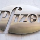 Vista del logo de la farmacéutica Pfizer, en una fotografía de archivo.