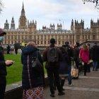 La gente hace cola en el hospital de St. Thomas para recibir dosis de refuerzo de Covid-19 en Londres, Reino Unido, el 14 de diciembre de 2021.