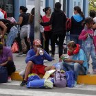 Venezolanos permanecen en la ciudad fronteriza de Tumbes (Perú), en una fotografía de archivo.