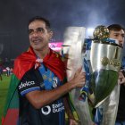 Renato Paiva muestra el trofeo de LigaPro ganado con Independiente del Valle.