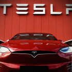 El fabricante de vehículos eléctricos de lujo está en aprietos con la demanda por acoso, por parte de seis mujeres.