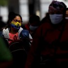 Referencial. Personas con mascarilla caminan por una calle en la ciudad de Quito.
