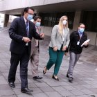 Comisionados. Fernando Villavicencio, Bruno Segovia y Ana Belén Cordero llegan a la Fiscalía para entregar el informe de la Comisión de Fiscalización.