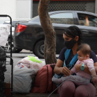 Maritza Jaime junto a su hija en la Av. 9 de Octubre.