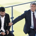 El delantero argentino Sergio "Kun" Agüero (i) junto al presidente del FC Barcelona, Joan Laporta (d), durante la rueda de prensa en la que ha anunciado este miércoles, a los 33 años de edad, su retirada del fútbol profesional.