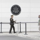 Notificación. El general Víctor Araus estuvo en la legación diplomática pocos minutos.