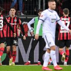 Piero Hincapié (33) dio la asistencia para el segundo gol del Bayer Leverkusen.