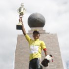 El ciclista Steven Haro y su celebración tras recibir el trofeo de campeón de la Vuelta al Ecuador.