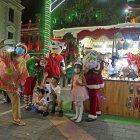 El mercado. Es visitado por familias a diario, desde su apertura. El sitio, donde hay más de 30 stands navideños, además se llena de músicos.