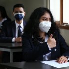 Estudiantes asisten a clases en Quito (Ecuador), en una fotografía de archivo.