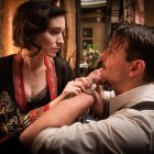 Fotograma cedido por 20th Century Studios donde aparece Rooney Mara como Molly Cahill y Bradley Cooper como Stanton Carlisle, durante el rodaje de la película "Nightmare Alley".