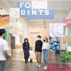 Dos visitantes recorren la exposición "Foodprints" en el Museo Técnico de Viena (Austria)
