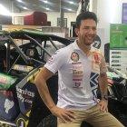 El piloto Sebastián Guayasamín posa para una foto el 15 de diciembre de 2021 en Quito (Ecuador).