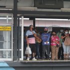 Puertas. Los usuarios de la Metrovía arriesgan sus vidas cuando se paran a esperar las unidades frente a los portones que permanecen abiertos, debido a los daños existentes.