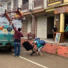 Los habitantes de Zaruma han debido evacuar sus hogares por el peligro de que el hundimiento de tierras continúe.