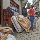 Moradores retiran sus pertenencias de sus hogares en Zaruma. Agentes de USAR han advertido que debe realizarse de forma técnica.