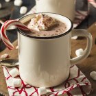 Acompañe esta bebida con pan de pascua, rebanda de torta o sánduche.