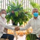 El presidente de Ecuador, Guillermo Lasso, (i) saluda al presidente de Colombia, Iván Duque (d), en la apertura del Encuentro Presidencial "X Gabinete Binacional Colombia - Ecuador", hoy en Cartagena de Indias (Colombia). EFE/ Ricardo Maldonado