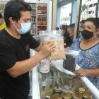 La cena. Las personas ya empezaron a comprar los frutos secos para preparar el relleno para el pavo, la torta de Navidad y el pan de Pascua.