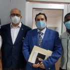 Los deportistas Luisa Valverde (i) y Andrés Montaño (d) junto al presidente del COE Jorge Delgado y uno de los abogados durante el trámite.