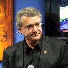 Su envolvente voz y porte de galán lo llevaron a actuar en cine y televisión.