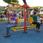 Entorno. Las áreas verdes cuentan con máquinas geriátricas, juegos infantiles, entre otros elementos.