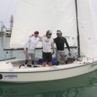 Jonathan Martinetti (i), junto a John Birkett y Francisco Almeida, integrantes de la embarcación tricolor ganadora del Sudamericano de Lighting disputado en Salinas.