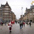 Ámsterdam. Pocas personas transitan una zona turística de esta ciudad, tras la orden de confinamiento estricto.