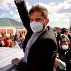 PUNTA ARENAS. El candidato presidencial por la coalición Apruebo Dignidad, Gabriel Boric, saluda a simpatizantes tras votar en la segunda vuelta de las elecciones presidenciales, ayer.