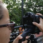 CÁMARA DE FOTOS. Fotos y experiencias, son las cosas que se suman en el avistamiento. Ivette Solís es apasionada de esta actividad. Ella pertenece al grupo de observadores ‘Guayaquil urban birders’ que tiene unos 200 miembros.
MUJER FOTÓGRAFA CON SU CÁMARA FOTOGRÁFICA PARA CAPTAR IMÁGENES DE AVES EN EL MALECÓN.
Avistamiento de aves en Malecón del Salado / EL 22 DE enero DEL 2016 / Agencia (ag-expreso).