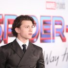 El actor británico Tom Holland posa en la alfombra roja del estreno de "Spider-Man: No Way Home", en Los Ángeles, California (EE.UU.), este 13 de diciembre de 2021.