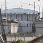 Vigilancia. En Guayaquil, los privados de libertad vigilan los movimientos en el exterior del complejo penitenciario desde los techos de la cárcel.