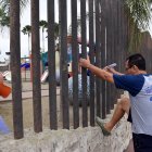 Hecho. Saltándose el cerramiento o pasando entre los tubos, la ciudadanía intenta visitar el parque.