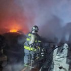 Tareas. Medio centenar de miembros del Cuerpo de Bomberos sofocaron un incendio en una fábrica del norte de Quito.
