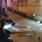 Detonación. Un miembro del Grupo de Intervención y Rescate, durante la explosión controlada de una maleta sospechosa.