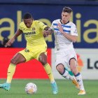 Pervis Estupiñán (i), del Villarreal, protege el balón ante Pere Pons.