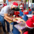 Los estudiantes de La Moderna llevaron regalos a los niños de escuela de Durán y Pedro Carbo.